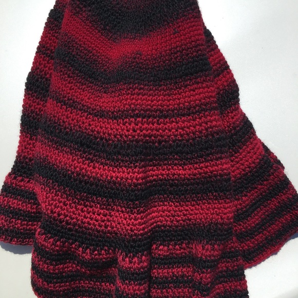 HANDMADE Crocheted Round Red/black Throw - Picture 9 of 10